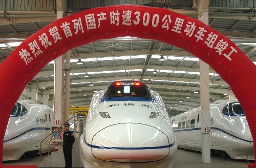 2007年12月22日,我国首列国产化时速300公里“和谐号”动车组列车(CRH2-300)竣工下线。 新华社发