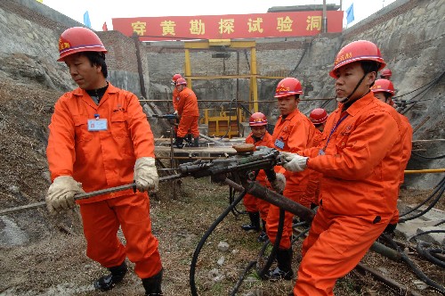 12月28日,工程人员在南水北调东线穿黄河工程现场施工。 新华社记者 徐速绘 摄