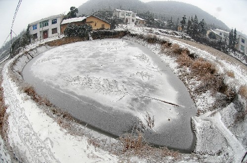 这是湖南宁乡县境内一处冰冻的水塘(1月25日摄)。 新华社记者 龙弘涛 摄