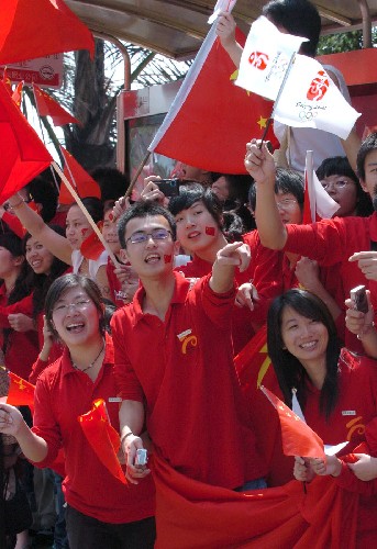 5月11日,福建师范大学的学生为火炬传递加油。 新华社记者 张生贵 摄