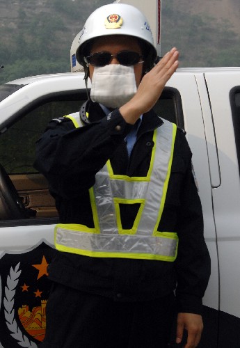 5月23日,一名交警在平武县通往重灾区南坝镇的一处塌方路段指挥交通。目前通往南坝镇的各条公路秩序较好,加快了物资运输速度。 四川省绵阳市平武县南坝镇的模子树村安置点现有受灾群众4200多名,是该镇规模最大的安置点。绵阳到平武的道路抢通后,各类救援物资不断运送进来,受灾群众的生活得到了基本保障。 新华社记者 黄深钢摄