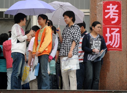 6月7日,在安徽宿州一考场外,考生等待进场。当日,全国高考开始。 新华社记者 陈晔华 摄