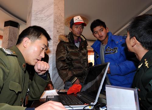 11月1日,拉萨各族青年踊跃报名参军。近日,2008年冬季征兵工作全面展开,拉萨各族青年踊跃报名参军。西藏自治区征兵办公开了举报电话,欢迎社会各界监督。 新华社记者 觉果 摄