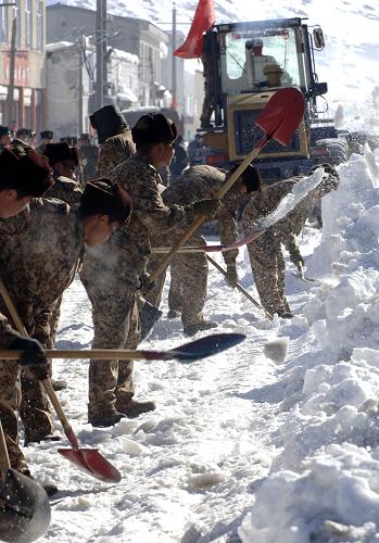 11月1日,西藏山南军分区错那某边防团官兵在错那县城清理积雪。 新华社记者 格桑达瓦 摄