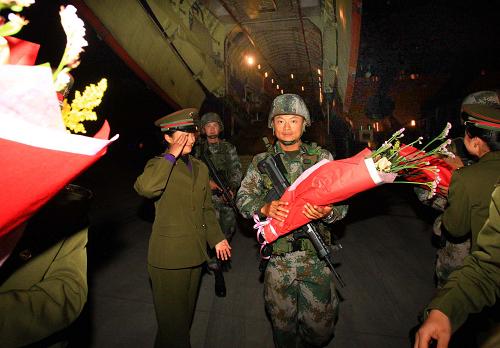 这是圆满完成参训任务的官兵接受献花。 新华社记者 李刚 摄
