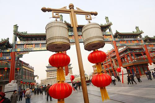 北京前门大街鸟笼造型的路灯上悬挂了大红灯笼,喜迎元宵佳节(2月8日摄)。近日,北京市前门大街大红灯笼高挂,元宵彩灯亮相,一派喜庆景象。据悉,前门大街将在农历正月十五元宵节当天举行传统民间花会踩街活动。 新华社发(吴长青 摄)