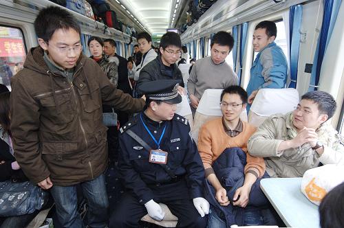 2月18日,乘警利用巡视间隙,向学生们宣传安全乘车的小知识。 新华社记者 刘潺 摄