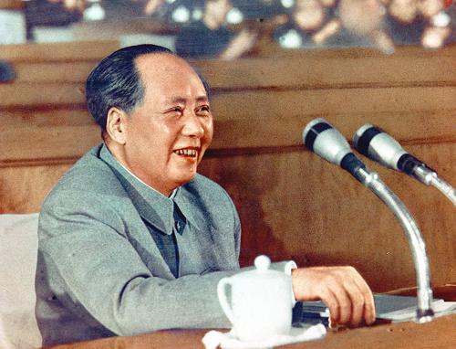 毛泽东在扩大的中共中央工作会议上讲话(资料照片)。1962年1月11日至2月7日,扩大的中共中央工作会议在北京举行。从中央到县级的负责干部共七千多人参加会议,人们习惯地称为“七千人大会”。这是党在新中国成立以来规模最大的工作会议。根据毛泽东的提议,与会人员“集体在北京过一个春节”,“白天出气,晚上看戏,两干一稀,大家满意”。刘少奇代表中央提出书面报告,在肯定成就的基础上分析了“大跃进”以来工作中的缺点、错误及其原因,指出“首先要负责的是中央”。毛泽东带头作了自我批评,他说:“第一个负责的应当是我。”周恩来、邓小平也分别讲话,代表国务院、中央书记处作了自我批评。会议发扬党内民主,开展批评和自我批评,对统一全党思想、推动全面调整起了积极作用。“七千人大会”结束后,在刘少奇和周恩来、陈云、邓小平等直接领导下,中共中央于2月和5月相继召开西楼会议、五月会议,进一步正视和分析国民经济的严重困难形势。刘少奇指出:现在处于恢复时期,带有非常时期的性质,不能用平常的办法,要用非常的办法,把调整经济的措施贯彻下去。陈云担任重新成立的中央财经小组组长,提出了克服困难的主张。周恩来将陈云的意见概括为一副对联