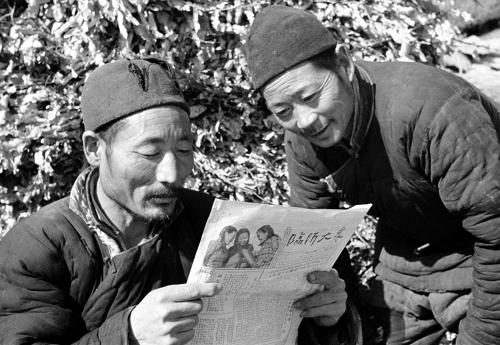 从八成以上人口是文盲,到九年义务教育入学率接近100%;从因科技落后而受制于人到中国宇航员在太空问候地球——新中国成立60年来,教育科技事业取得了波澜壮阔的历史成就。回首60年,在国家发展的每一个关键节点,党中央都会挺立潮头,为教育科技事业的发展指明方向;在社会进步的每一个发展阶段,党中央无不高瞻远瞩,为教育科技事业的进步描绘蓝图。这是山东省莒南县高家柳沟村50多岁的农民沈相余(左)正在读报(1956年摄)。曾经不识字的沈相余通过参加记工学习班能够阅读报纸。 新华社发