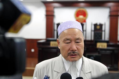 9月12日,旁听开庭审理的乌鲁木齐市炉院街清真寺阿訇马文旭在接受媒体采访。 新华社记者 赵戈 摄