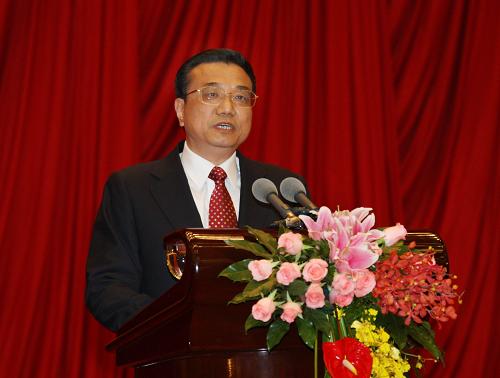 9月27日晚,中国政府在北京人民大会堂宴会厅举行盛大的外国专家国庆招待会。中共中央政治局常委、国务院副总理李克强出席并致辞。 新华社记者 刘卫兵 摄