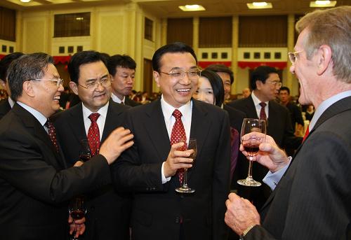 这是李克强与外国专家愉快交谈。 新华社记者 刘卫兵 摄