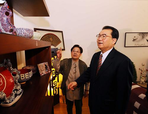 这是2月9日,李长春看望著名音乐家谷建芬。 新华社记者 李涛 摄
