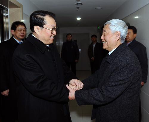 这是2月10日,李长春看望著名戏剧教育家、话剧导演艺术家徐晓钟。 新华社记者 李涛 摄