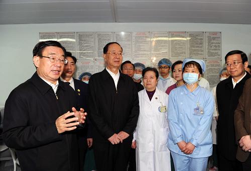 这是贺国强在华西医院鼓励医护人员继续全力做好玉树地震伤员的接收、救治工作。 新华社记者 饶爱民 摄