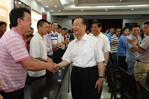 这是温家宝在北京地铁6号线平安里站施工工地会议室召开新一代农民工代表座谈会。新华社记者 姚大伟 摄