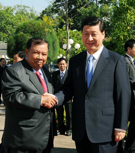 这是会谈开始前本南在老挝国家主席府迎接习近平.