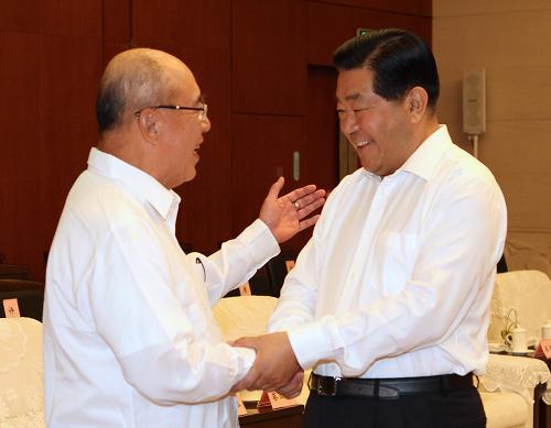 7月9日,中共中央政治局常委、全国政协主席贾庆林在广州会见中国国民党荣誉主席吴伯雄及应邀参加第六届两岸经贸文化论坛的两岸各界人士。新华社记者 马占成 摄