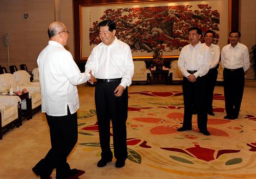7月9日,中共中央政治局常委、全国政协主席贾庆林在广州会见中国国民党荣誉主席吴伯雄及应邀参加第六届两岸经贸文化论坛的两岸各界人士。新华社记者 郭磊 摄