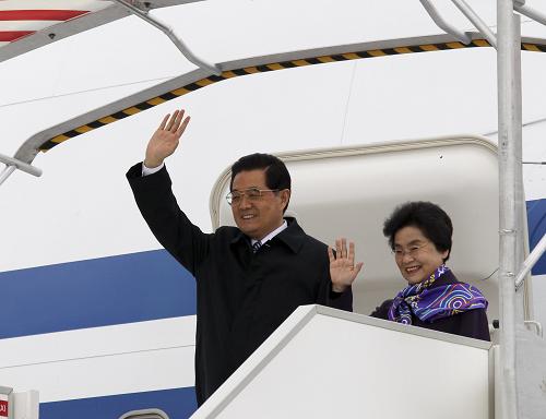11月4日,国家主席胡锦涛乘专机抵达巴黎,开始对法国进行国事访问。这是胡锦涛主席和夫人刘永清在机场向欢迎人群招手致意。新华社记者 兰红光 摄