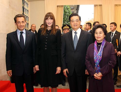 11月4日,中国国家主席胡锦涛乘专机抵达巴黎,开始对法国进行国事访问。这是胡锦涛主席和夫人刘永清在法国总统萨科齐和夫人布鲁尼的陪同下抵达下榻饭店。新华社记者 兰红光 摄