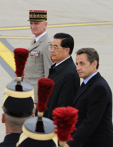 11月4日,中国国家主席胡锦涛乘专机抵达巴黎奥利机场,开始对法国进行国事访问。法国总统萨科齐在机场为胡锦涛到访举行了隆重欢迎仪式。 新华社记者 李学仁 摄