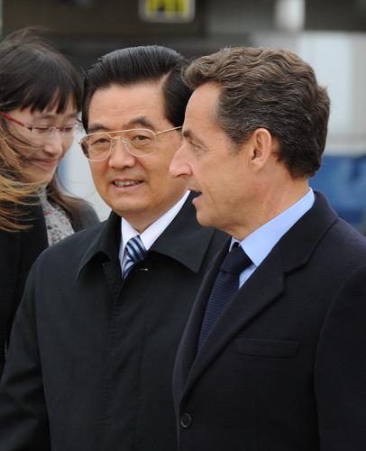 11月4日,中国国家主席胡锦涛乘专机抵达巴黎奥利机场,开始对法国进行国事访问。法国总统萨科齐在机场为胡锦涛到访举行了隆重欢迎仪式。新华社记者 李学仁 摄