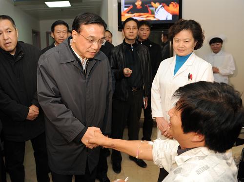 这是11月15日,李克强在天津泰达国际心血管病医院考察时同就医群众、医生护士亲切交谈。新华社记者 马占成 摄