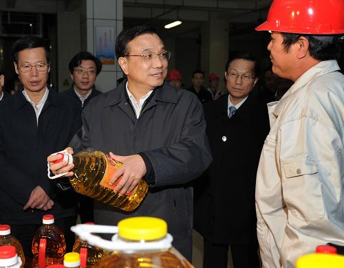 这是11月15日,李克强在大豆油脂加工企业九三集团的生产车间考察食用油加工销售。新华社记者 马占成 摄
