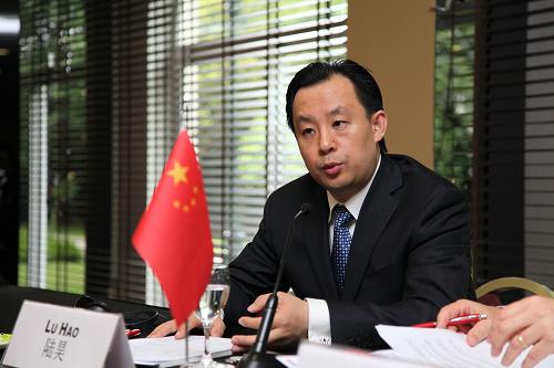 5月19日,在比利时首都布鲁塞尔,“中欧青年交流年”中方组委会主席、共青团中央书记处第一书记陆昊在论坛开幕式上致辞。中欧青年创业论坛当天在布鲁塞尔举行,来自中国和欧洲各地的青年企业界人士就培养创业精神、提高创业技能和培育创业环境等议题展开深入讨论。 新华社记者 孙闻 摄