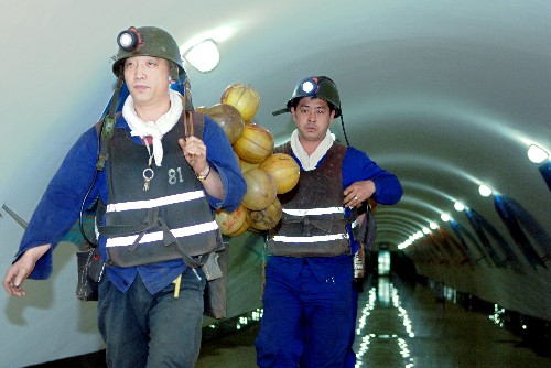 辽宁抚顺继续搜救老虎台煤矿透水事故失踪人员