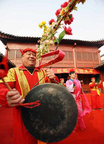 1月19日,冯嘴子村花鼓灯艺术团的演员们在排练。新华社记者 李颖 摄