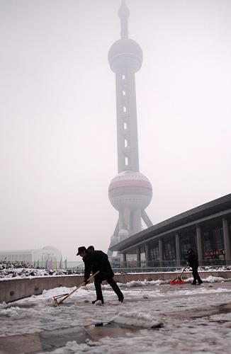 1月20日,工作人员在上海东方明珠电视塔前清扫积雪。当日上午7时50分,上海中心气象台发布暴雪黄色预警信号和道路结冰黄色预警信号。预计上海全天降雪累积量将达6毫米以上。新华社发
