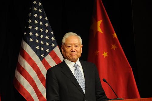 1月19日, 在美国华盛顿举行的第二届中美清洁能源论坛闭幕午餐会上,中国“国家创新与发展战略研究会”会长郑必坚发表演讲。本届论坛为期两天,由中国“国家创新与发展战略研究会”与美国布鲁金斯学会在华盛顿联合举办,中美双方有数百位政界、学术界和企业界人士参会。新华社记者 蒋旭峰 摄