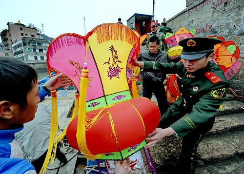 2月10日,连江黄岐边防工作站工作人员和当地乡亲在黄岐码头装运元宵花灯。新华社记者 张国俊 摄
