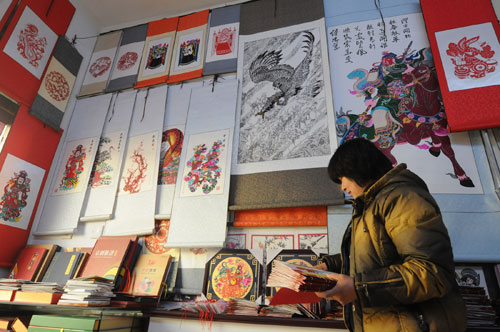 2月17日,在河北省蔚县,一家剪纸工作室的员工正在忙碌。新华社记者 巩志宏 摄
