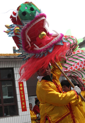 2月17日,许村小伙子于乱奎和同伴一起在农家小院中舞龙。新华社记者 汪永基 摄