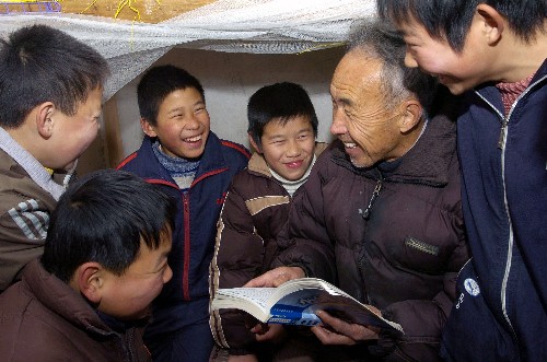 七旬老人撑起留守儿童的快乐天空