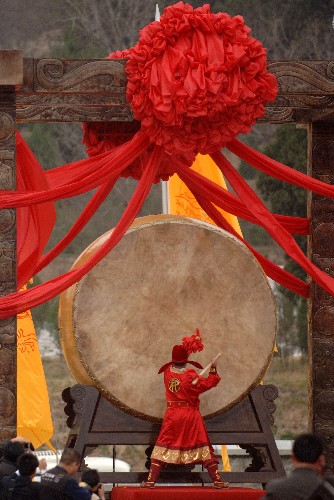 公祭轩辕黄帝典礼进行击鼓仪式(2006年4月5日摄). 新华社发