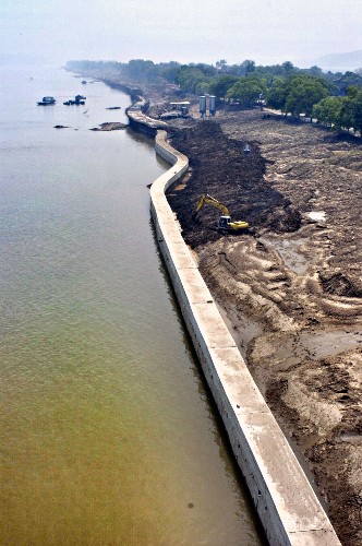这是正在兴建中的长沙市橘子洲防洪堤(4月19日摄.