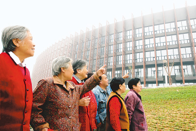 图为西安市民参观新落成的欧亚经济论坛永久性会址。冯伟 摄