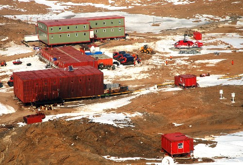 从直升飞机上鸟瞰我国南极中山站(2月23日摄)。当日,我国“雪龙”号极地科学考察船经过长达4000多海里的艰难航行,顺利返回中山站。截至目前,我国第24次南极科学考察活动已接近尾声,“雪龙”号计划在3月10日从中山站起航回国。 新华社记者 张建松 摄