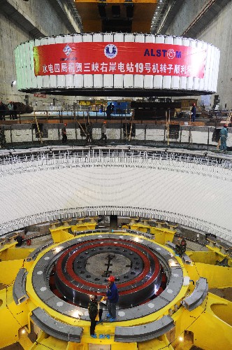 4月10日,建设者在吊装三峡右岸电站19号水轮发电机组转子.