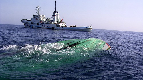 4月20日,“南海救199”轮在西沙海域七连屿处发现一艘翻扣船只。在“浣熊”台风中,越南方面有一艘名为“QNG95546”的渔船失踪,船上有22名渔民。到目前为止,在今年第一号台风中失踪的渔民达到40人,其中中国渔民18人,越南渔民22人。 新华社发