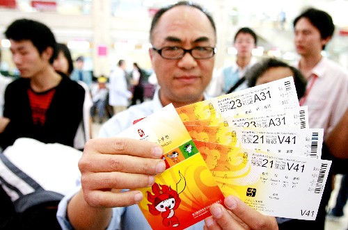 5月5日,在中国银行苏州分行,一名市民展示刚买到的4张北京奥运会足球门票。 当日,北京奥运会第三阶段门票销售正式启动。由于这一阶段采取“先到先得”的售票原则,公众购票热情十分高涨。 新华社发