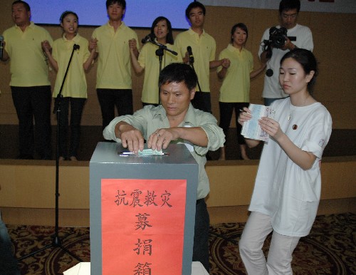 5月17日,阿拉伯联合酋长国的华侨华人在迪拜中国商品分拨中心(龙城)为中国地震灾区捐款。 新华社记者潘剑摄
