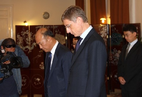5月21日,在匈牙利首都布达佩斯,匈牙利总理久尔恰尼(前)来到中国驻匈牙利大使馆,悼念中国四川汶川大地震遇难者。 新华社记者杨永前摄