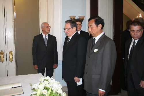 5月21日,在古巴首都哈瓦那,古巴国务委员会主席劳尔·卡斯特罗(中左)来到中国驻古巴大使馆,吊唁四川汶川大地震遇难者。 新华社记者殷永建摄