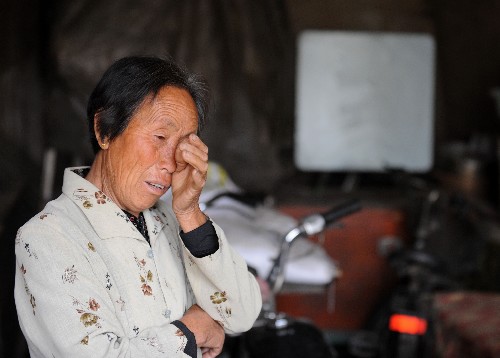 6月14日,上安村村民孙明则的母亲为失去儿媳和孙子哭泣