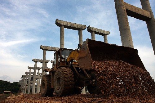 6月22日,工人们在二广高速公路邵永段紧张施工。 目前,二广高速公路邵永段(湖南邵阳至永州)七里坪湘江大桥正在紧张施工。二广高速公路是国家高速公路网的组成部分,北起内蒙古二连浩特,南至广州,中间途经山西、河南、湖北、湖南,全长2685公里。 新华社发(陶旭日 摄)